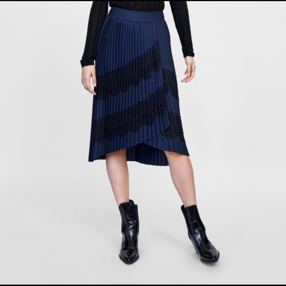 NWT Zara pleated skirt w/lace trim